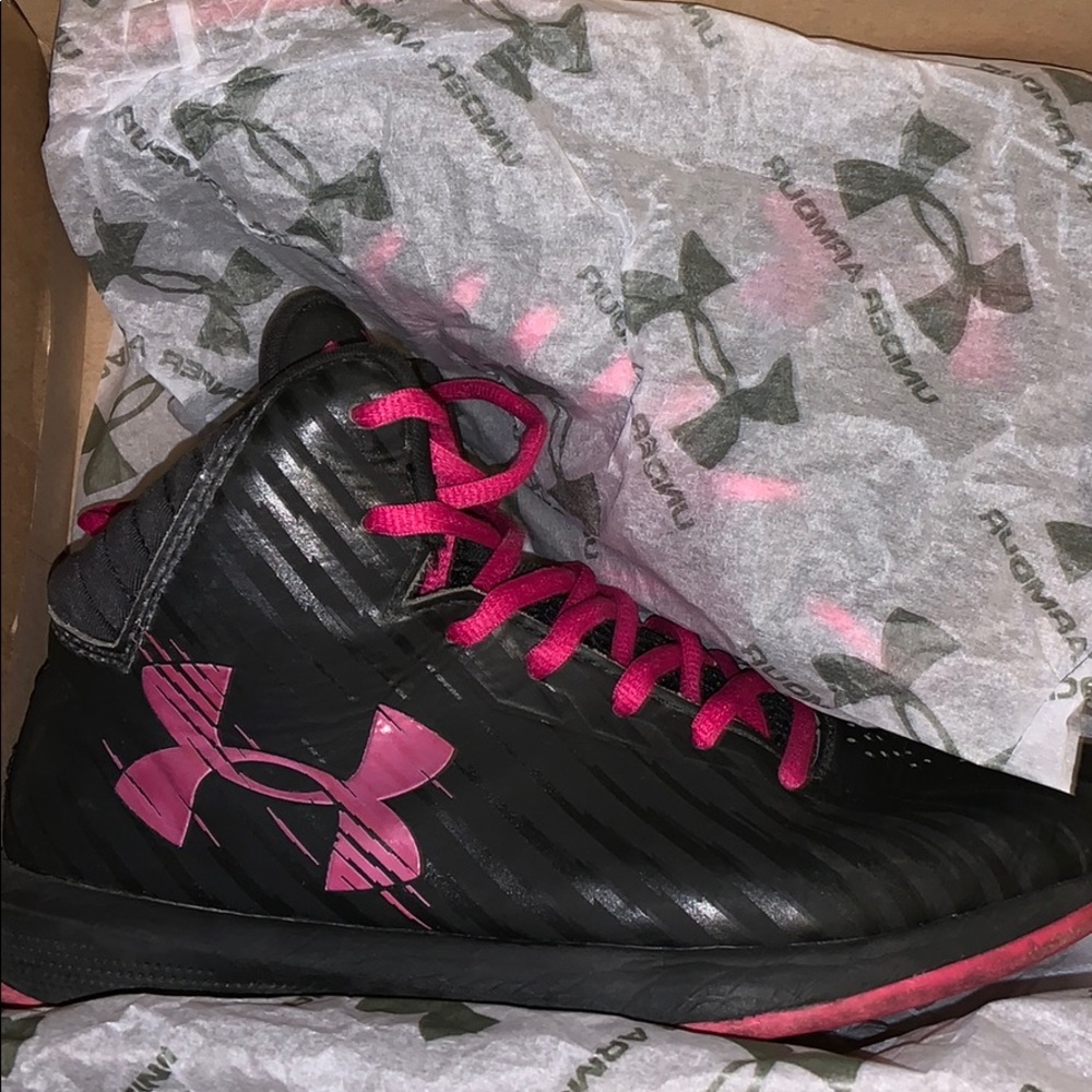 black and pink basketball shoes